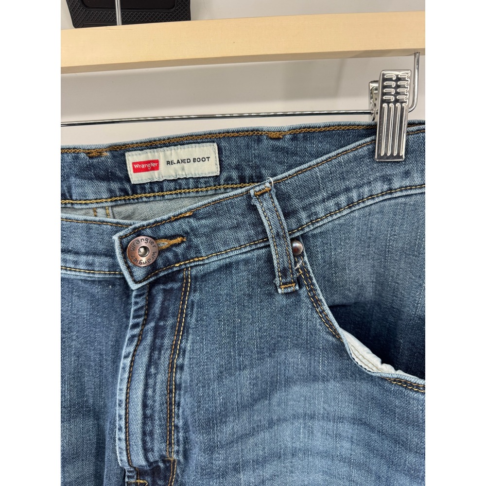Wrangler Relaxed Boot Cut Jeans Mens 38x32 Medium Wash Blue Denim 98FNWRD - Picture 2 of 5